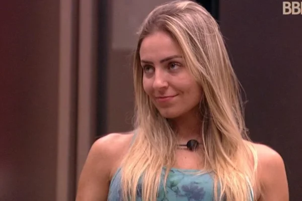 Após alfinetar BBB, Paula von Sperling recebe carros do programa