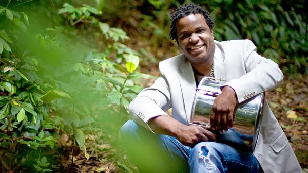 O projeto Samba de Bamba recebe Marcelinho Moreira nesta terça (31/5)