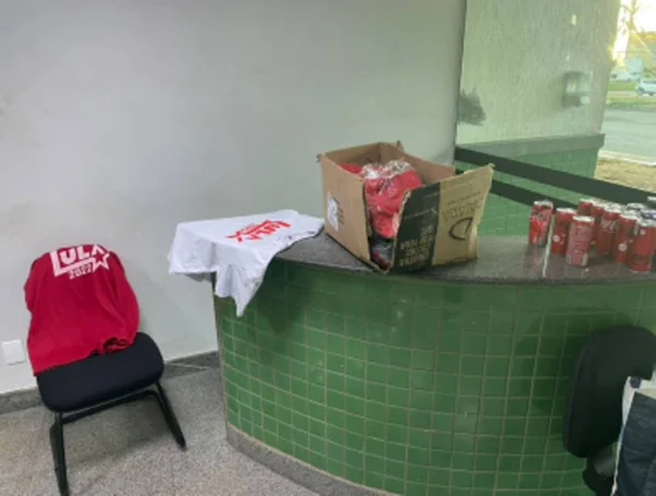Material de campanha de Lula, do PT, é apreendido com ladrão que os furtava. Na foto aparecem espalhadas em sala camisas do pré-candidato embaladas e desembaladas - Metrópoles