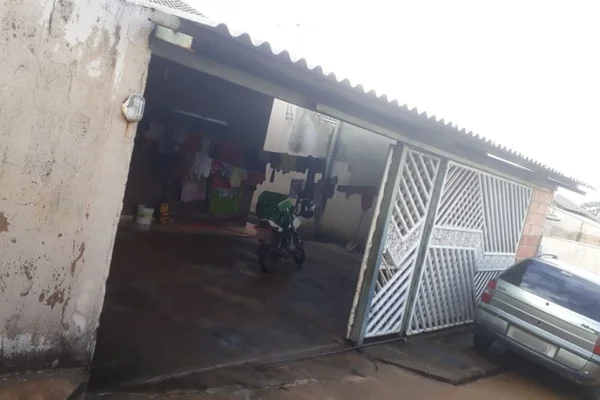 Grávida que teve casa apedrejada após boatos de Covid-19 tem medo