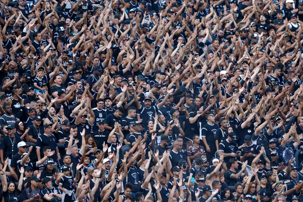 Imagem colorida da torcida do Corinthians - Metrópoles