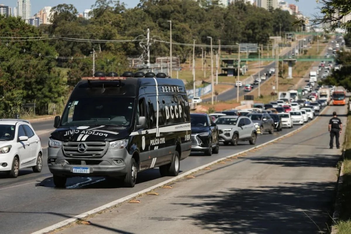 Viatura da Divisão de Controle e Custódia de Presos (DCCP) se envolve em acidente durante transporte de detentos, na EPTG.
Viatura da Divisão de Controle e Custódia de Presos (DCCP) se envolve em acidente durante transporte de detentos, na EPTG.