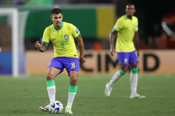 Imagem colorida de Bruno Guimarães em campo - Metrópoles