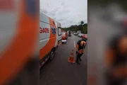 Durante o socorro, a pista permaneceu parcialmente interditada para permitir o atendimento e a retirada da última vítima Durante o socorro, a pista permaneceu parcialmente interditada para permitir o atendimento e a retirada da última vítima
