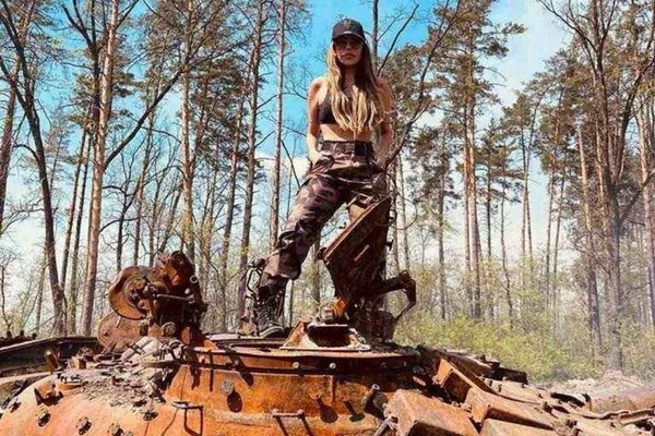 Voluntária na guerra da Ucrânia, Liziane faz fotos em tanque de guerra