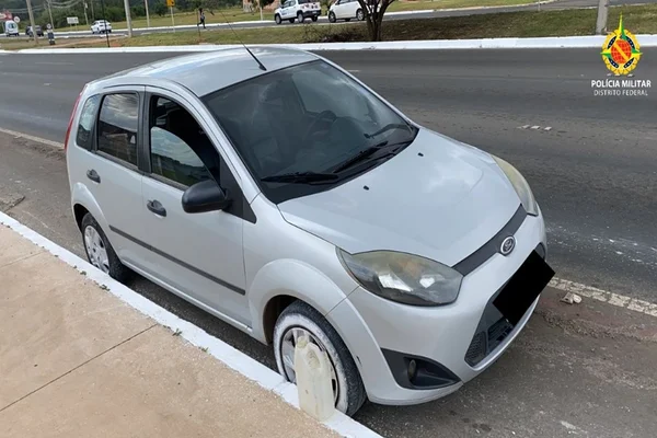 carro prata estacionado