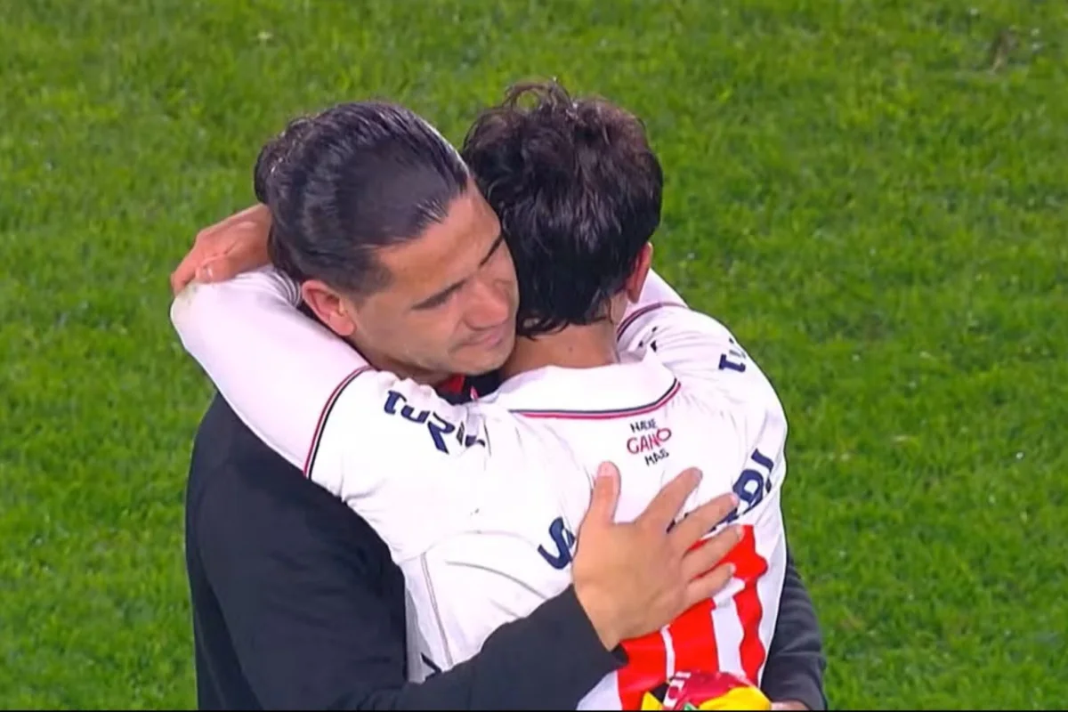 Pai e filho se enfrentam no Campeonato Uruguaio e choram em campo. Vídeo