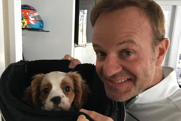 Homem com um cachorro filhote ao seu lado - Metrópoles