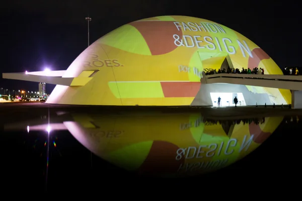 Na imagem com cor, o Museu Nacional da República, em Brasília, com a projeção da arte do Metrópoles Fashion & Design