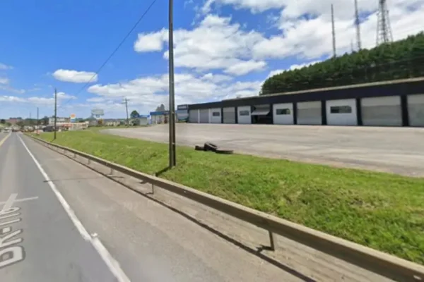 Foto da estrada em que homem foi preso por tentativa de homicídio ao ameaçar jogar carro com esposa e filha dentro