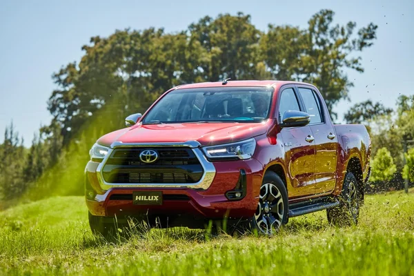Toyota Hilux SRX: veja como é a queridinha dos picapeiros no dia a dia