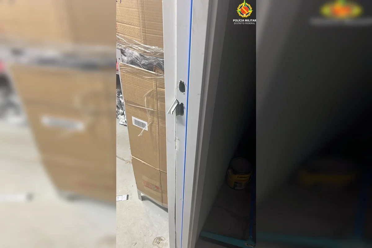 Porta arrombada pelo criminoso Porta arrombada pelo criminoso