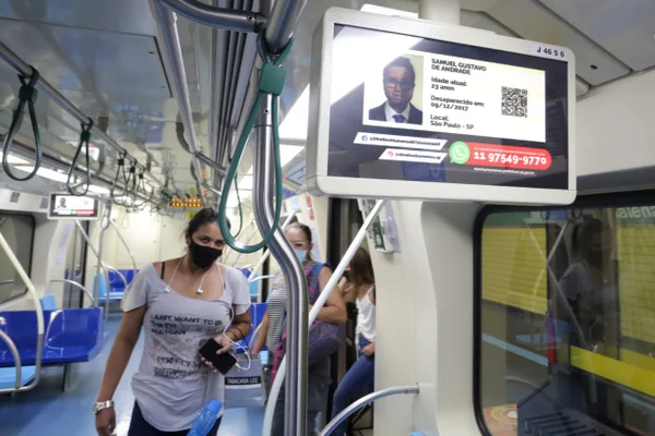 Passageiros entram em vagão de estação do Metrô de São Paulo