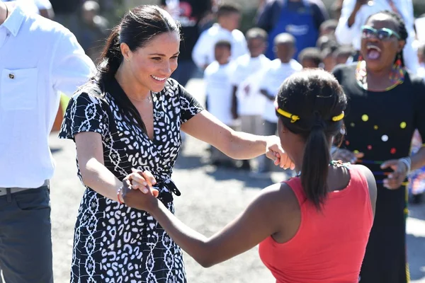 Meghan Markle mostra lado despojado em passagem pela África