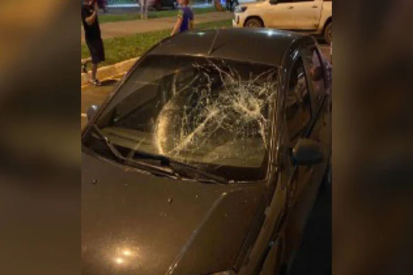 Carro cinza com janelas quebradas