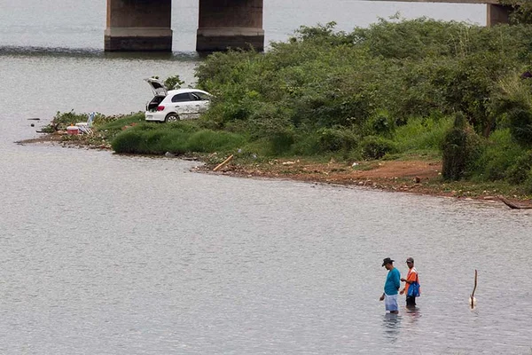 Pescadores ignoram autoridades e usam trecho do Lago com peixes mortos