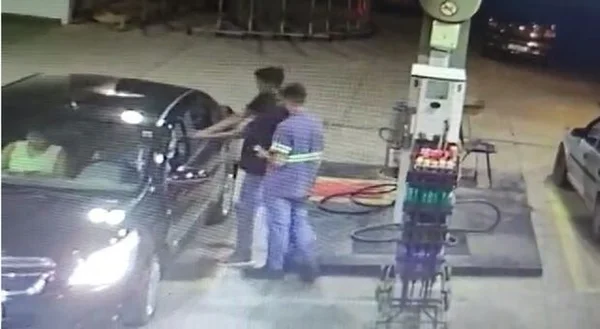 Imagens de câmeras de segurança registram homicídio em posto de gasolina