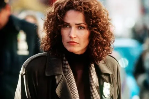 Foto colorida de Kim Delaney, estrela de NYPD Blue - Metrópoles