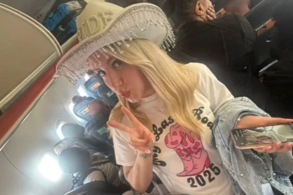 Print colorido de mulher com reação alérgica a picadas de insetos