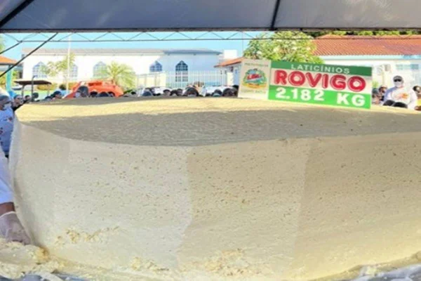 Foto colorida de um queijo gigante-Metrópoles