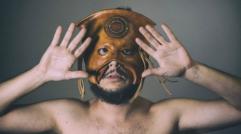 As influências de Monstro incluem Björk, Stereolab, Rogério Duprat, Brian Eno e Jards Macalé As influências de Monstro incluem Björk, Stereolab, Rogério Duprat, Brian Eno e Jards Macalé