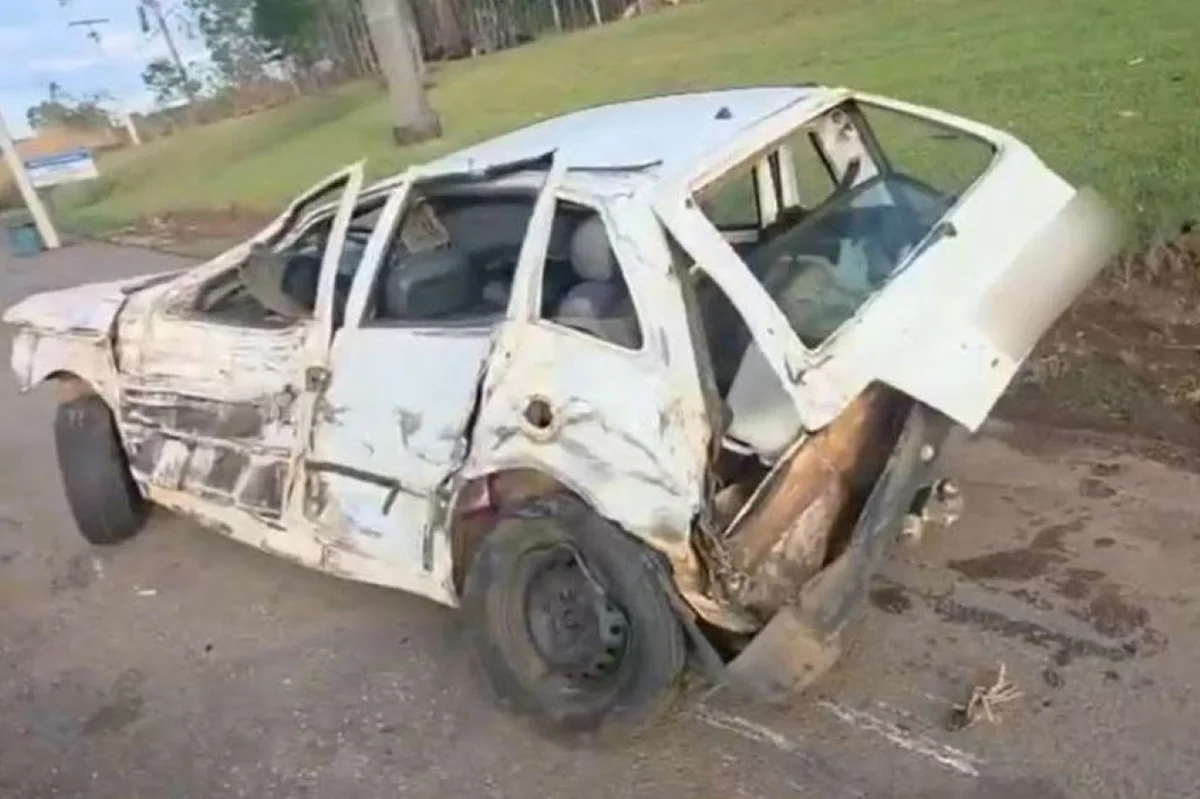 Imagens chocantes: Fiat Uno é “esmagado” por caminhão na BR-060, em Goiás - imagem 1 Imagens chocantes: Fiat Uno é “esmagado” por caminhão na BR-060, em Goiás - imagem 1