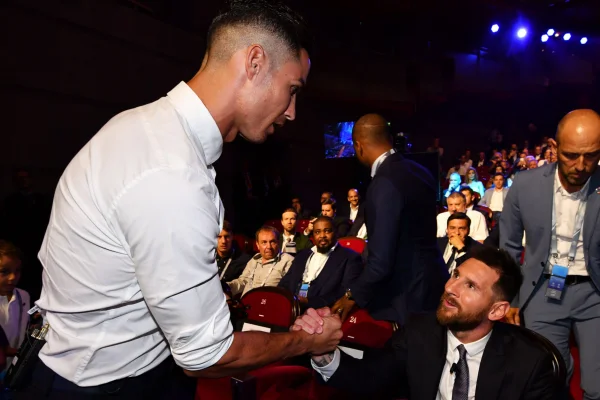 Foto colorida de Messi e Cristiano Ronaldo - Metrópoles