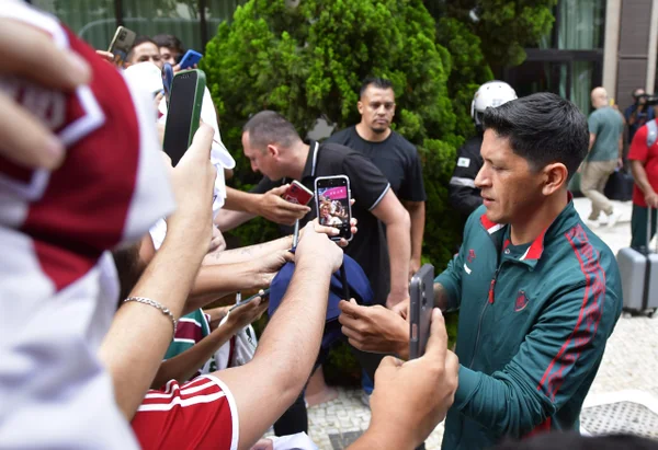 Torcedores recepcionam equipe do Fluminense na chegada em Brasília para o jogo Vasco x Fluminense pelo Campeonato Carioca Metrópoles Sports