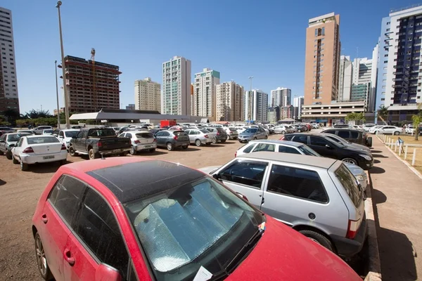 Detran multa 325 carros estacionados irregularmente em dois dias
