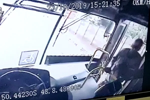 DF: vídeo mostra motorista de ônibus levando tiro no rosto. Veja