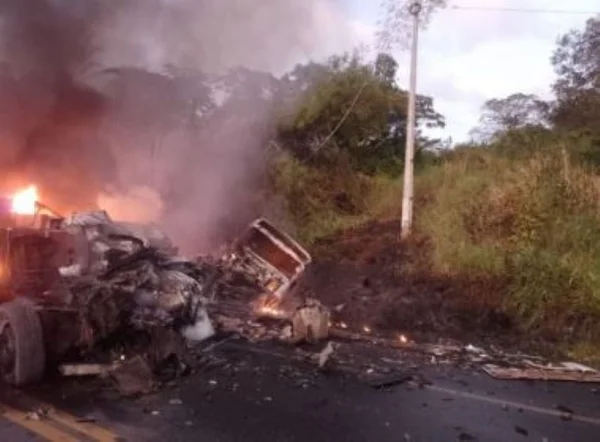 foto colorida de acidente entre carretas na bahia