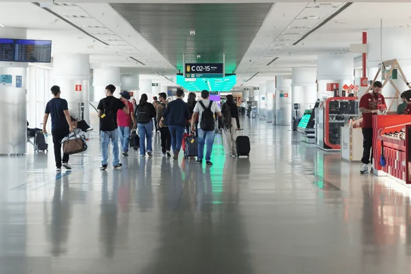 Imagem colorida de passageiros no aeroporto Viracopos SP - Metrópoles