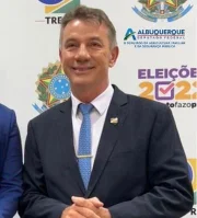 Antonio Denarium foi reeleito para o cargo de governador em 2022, com 56,5% dos votos Antonio Denarium foi reeleito para o cargo de governador em 2022, com 56,5% dos votos