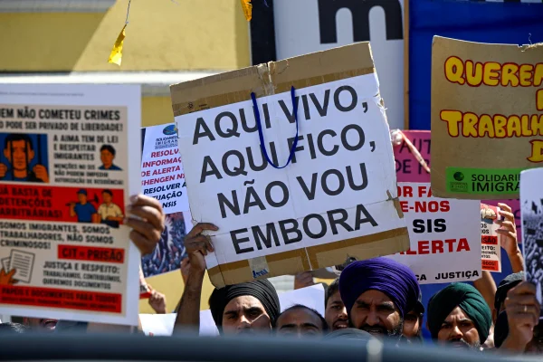 Manifestantes protestam em frente ao Parlamento Português, em Lisboa, contra políticas de imigração do governo