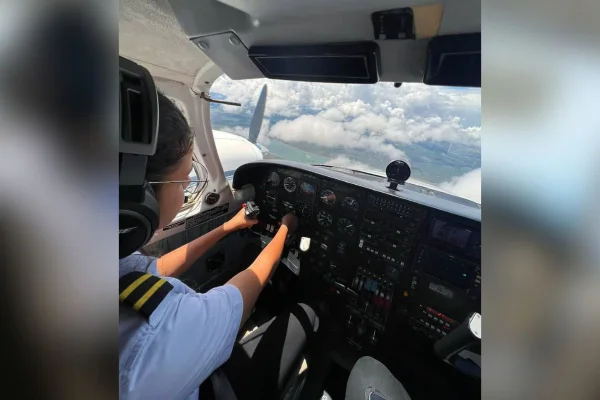 Imagem colorida mostra a piloto Nayane Porto - Metrópoles