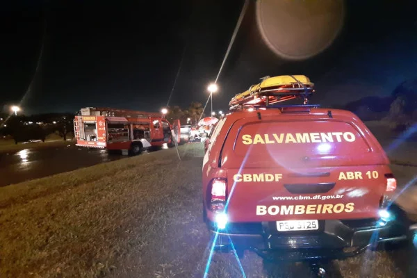 Corpo de Bombeiros Militar do DF foi acionado para atender colisão entre carro e ônibus na noite dessa segunda-feira (16/11) Corpo de Bombeiros Militar do DF foi acionado para atender colisão entre carro e ônibus na noite dessa segunda-feira (16/11)