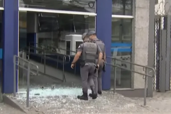 “Novo cangaço”: quadrilha ataca 3 agências bancárias em Cubatão. Veja