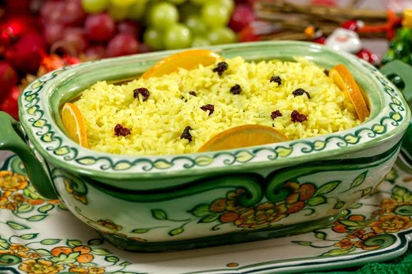 Arroz com laranja e passas é uma opção econômica para a ceia de Natal