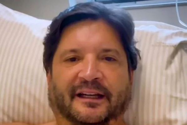 Foto colorida do presidente da Alesp, André do Prado (PL-SP), no hospital