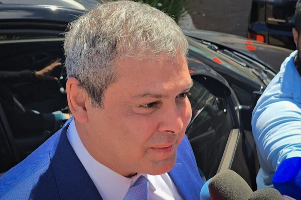 O líder de do PT na Câmara, deputado Lindbergh Farias, fala com a imprensa no STF. O julgamento do ex-presidente Jair Bolsonaro (PL) e de mais sete aliados começou às 9h10 desta terça-feira (2/9) na Primeira Turma do Supremo Tribunal Federal (STF). Os cinco ministros da Turma analisam a ação penal sobre suposta trama golpista atribuída ao ex-chefe do Palácio do Planalto e sete réus que visou anular as eleições de 2022 e manter Bolsonaro no poder. - Metrópoles
