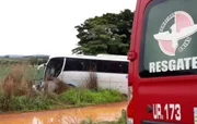 Motorista do ônibus ficou ferido na perna Motorista do ônibus ficou ferido na perna