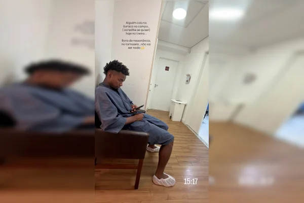 Thiago Mendes, do Vasco, “cai em buraco” no treino e machuca tornozelo