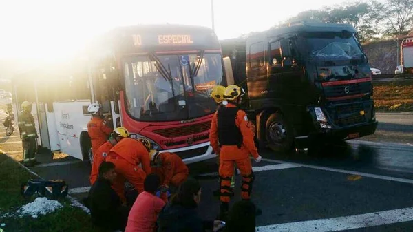 Colisão entre ônibus e carreta deixa feridos na Epia Norte