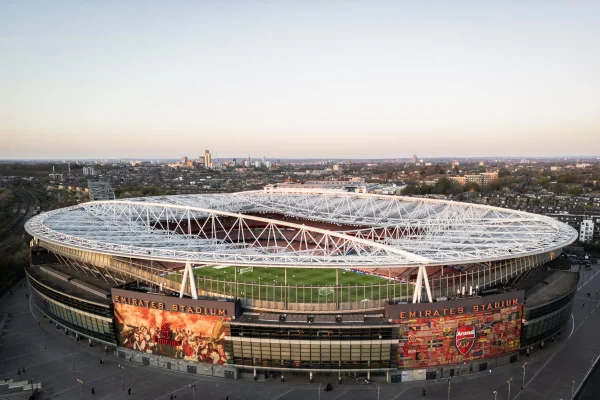 Foto colorida do Emirates Stadium - Metrópoles