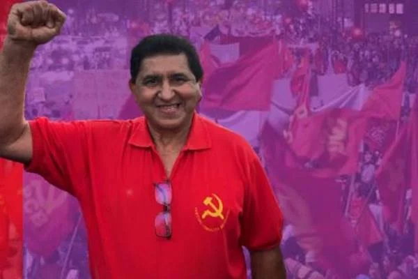 Imagem colorida de homem com camiseta vermelha e braço levantado