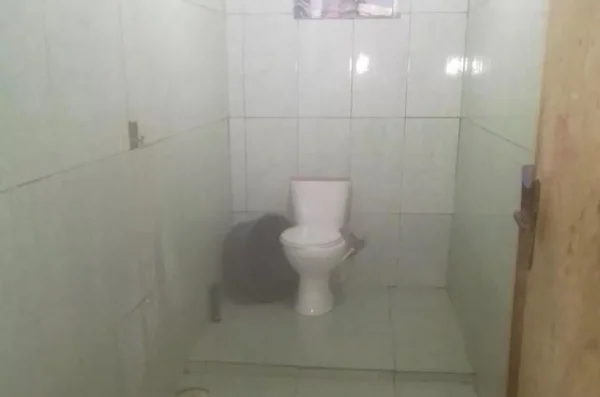 Banheiro onde menina de 8 anos teria sido estuprada pelo irmão, de 19