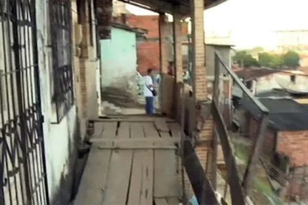 Homem tropeça em ponte improvisada, cai de encosta e morre em Salvador