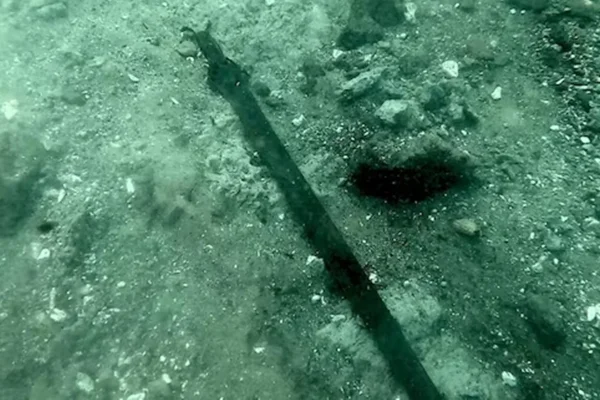 Imagem colorida de espada encontrada em lago - Metrópoles
