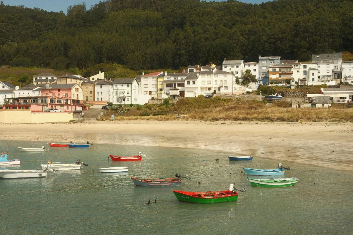 Praia de Porto de Bares, um vilarejo de pescadores localizado na província da Corunha, na comunidade autônoma da Galícia, na Espanha Praia de Porto de Bares, um vilarejo de pescadores localizado na província da Corunha, na comunidade autônoma da Galícia, na Espanha