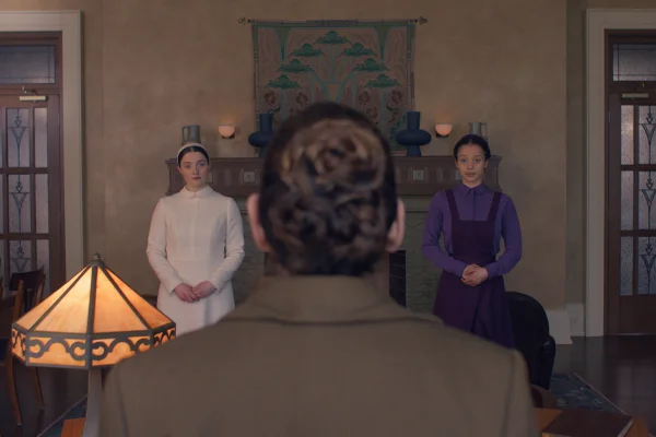 Imagem colorida de Chase Infiniti e Lucy Halliday na série Os Testamentos: Das Filhas de Gilead, spin-off de O Conto da Aia - Metrópoles